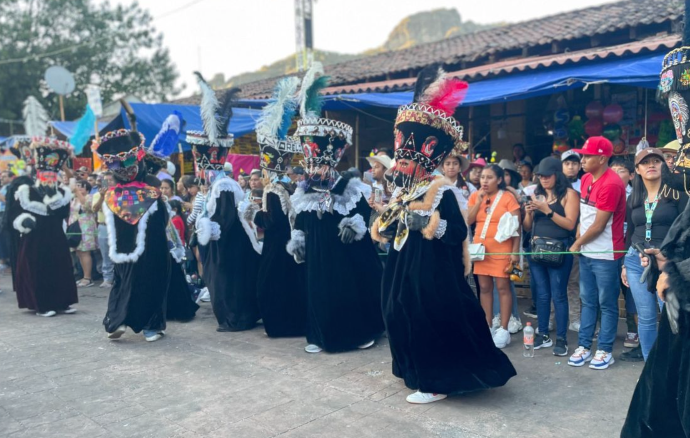 Denuncian ‘exceso de turismo y alcohol’ en Carnaval de Tepoztlán